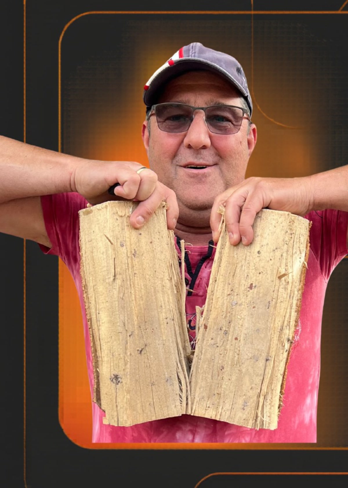 Holger Wiese am Holzplatz – mit gespaltenem Buchenscheit in der Hand